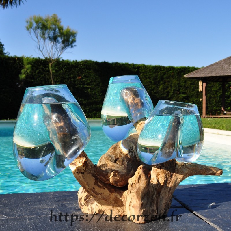 3 vases en verre recyclé soufflé en fusion directement sur du bois flotté 3 vases en verre recyclé soufflé en fusion directement sur du bois flotté