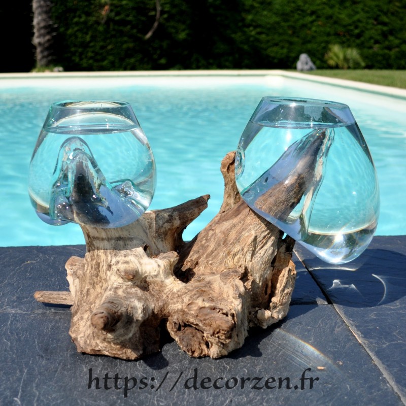 2 aquariums en verre recyclé soufflé en fusion directement sur du bois flotté, les vases sont amovibles 2 aquariums en verre recyclé soufflé en fusion directement sur du bois flotté, les vases sont amovibles