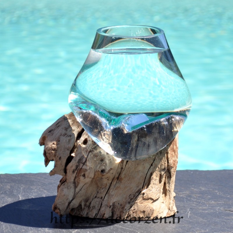 Un superbe verre à duo ou un vase en verre soufflé sur une racine.