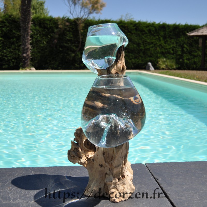 2 vases en verre recyclé fondu puis soufflé en fusion directement sur du bois flotté 2 vases en verre recyclé fondu puis soufflé en fusion directement sur du bois flotté