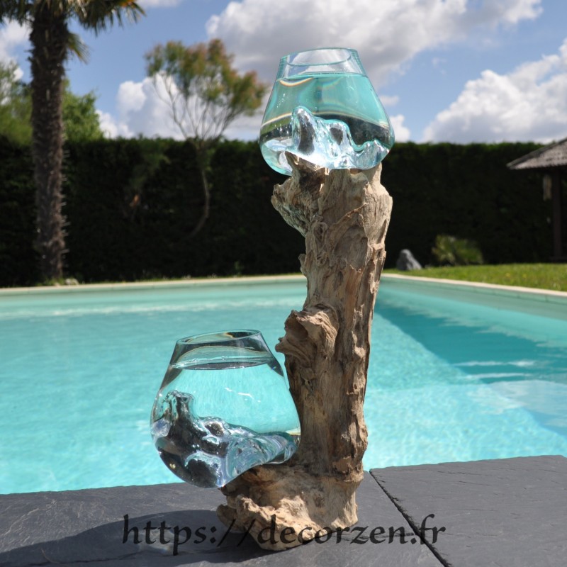 2 vases en verre recyclé fondu puis soufflé en fusion directement sur du bois flotté 2 vases en verre recyclé fondu puis soufflé en fusion directement sur du bois flotté