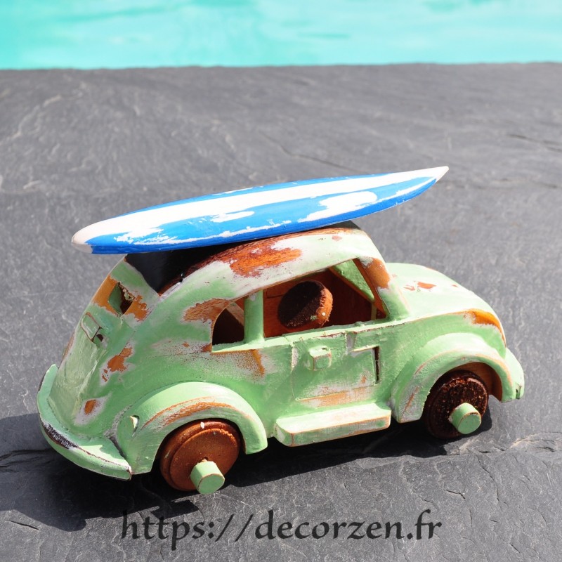 Miniature verte en bois recyclé avec surf sur le toit