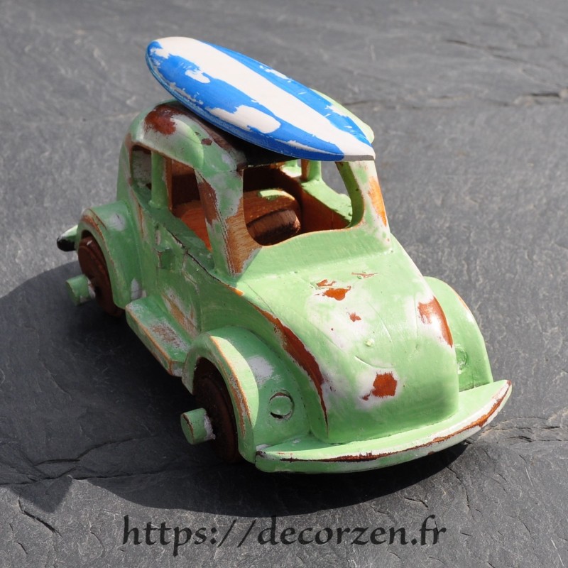 miniature de cox avec son surf sur le toit,  faite main en bois recyclé