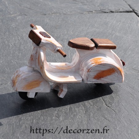 Miniature de scooter Vespa en bois recyclé