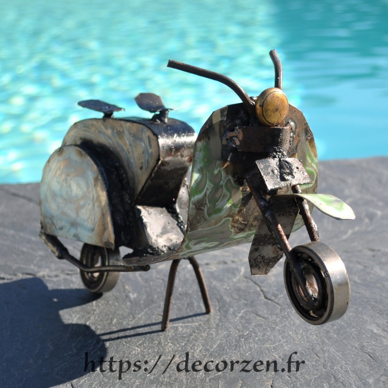 Scooter en pièces métalliques et fer recyclé dans le plus pur style déco industrielle