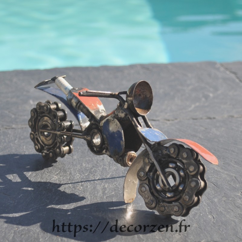 Moto en pièces métalliques et fer recyclé dans le plus pur style déco indus Moto en pièces métalliques et fer recyclé dans le plus pur style déco indus