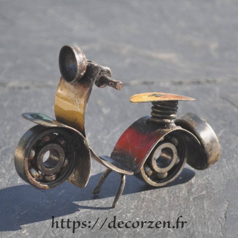 Miniature de scooter en métaux et roulements à billes recyclés