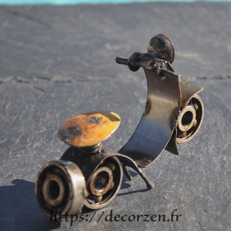Miniature de vespa en métaux et roulements à billes recyclés