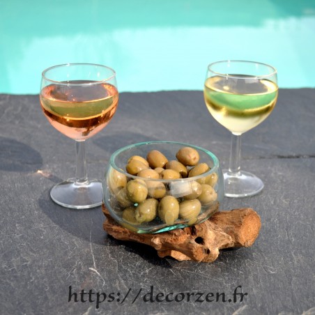 Terrarium, bonbonnière ou ramequin apéro en verre recyclé soufflé en fusion sur du bois flotté. Terrarium, bonbonnière ou ramequin apéro en verre recyclé soufflé en fusion sur du bois flotté.