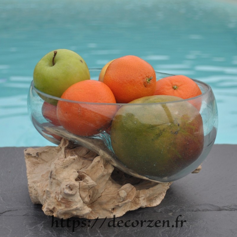 Terrarium, saladier ou ramequin en verre recyclé soufflé coulé en fusion sur du bois flotté. Terrarium, saladier ou ramequin en verre recyclé soufflé coulé en fusion sur du bois flotté.