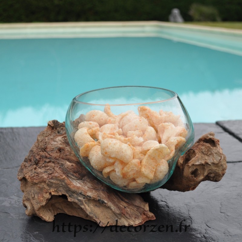 Terrarium ou ramequin apéro en verre recyclé soufflé en fusion sur du bois flotté. Terrarium ou ramequin apéro en verre recyclé soufflé en fusion sur du bois flotté.