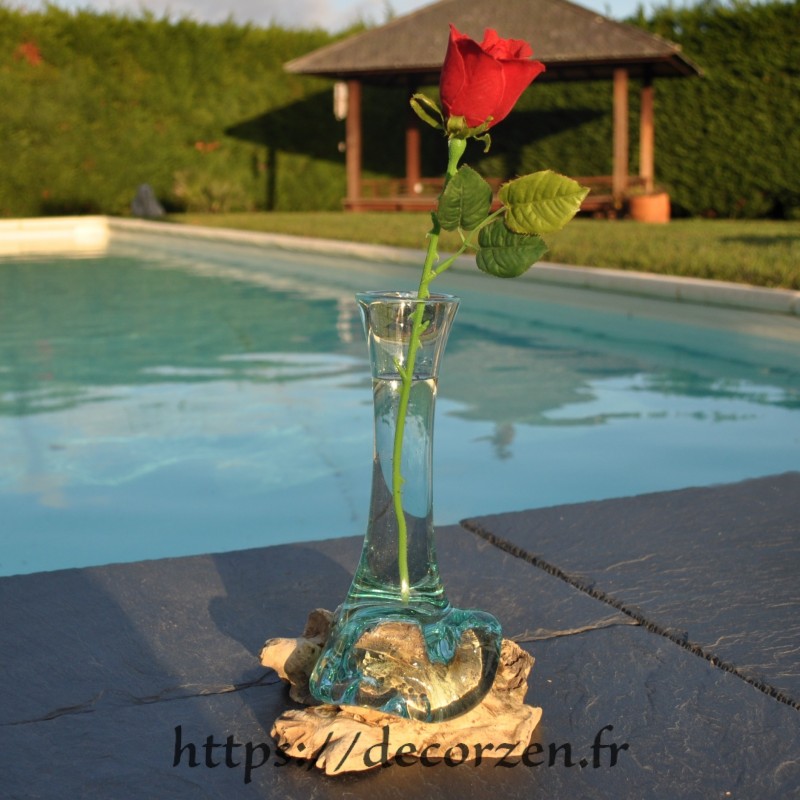 Grand Soliflore en verre recyclé fondu puis soufflé en fusion sur du bois et le verre se sort pour le laver Grand Soliflore en verre recyclé fondu puis soufflé en fusion sur du bois et le verre se sort pour le laver