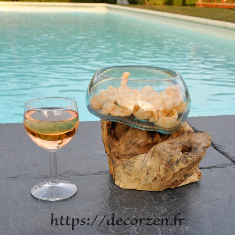 Terrarium ou ramequin apéro en verre recyclé soufflé en fusion sur du bois flotté. Terrarium ou ramequin apéro en verre recyclé soufflé en fusion sur du bois flotté.