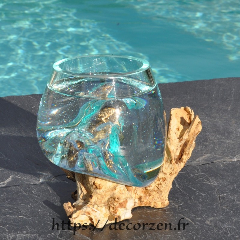 Verre à cocktail ou vase en verre recyclé soufflé et coulé à la bouche en fusion sur du bois flotté, le vase est amovible Verre à cocktail ou vase en verre recyclé soufflé et coulé à la bouche en fusion sur du bois flotté, le vase est amovible
