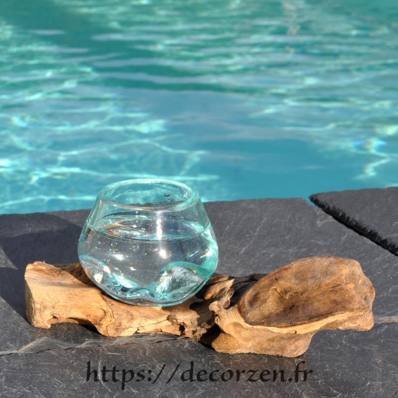 Verre à digestif en verre recyclé soufflé à la bouche en fusion sur du bois flotté Verre à digestif en verre recyclé soufflé à la bouche en fusion sur du bois flotté