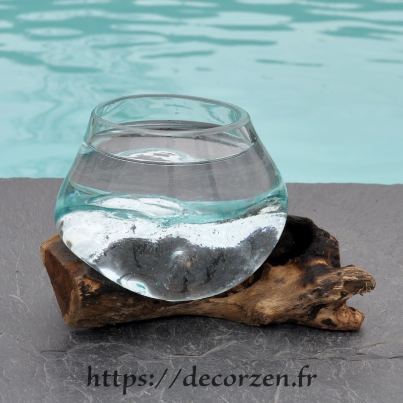 Terrarium ou ramequin apéro en verre recyclé soufflé en fusion sur du bois flotté. Le verre s'enlève pour le laver Terrarium ou ramequin apéro en verre recyclé soufflé en fusion sur du bois flotté. Le verre s'enlève pour le laver