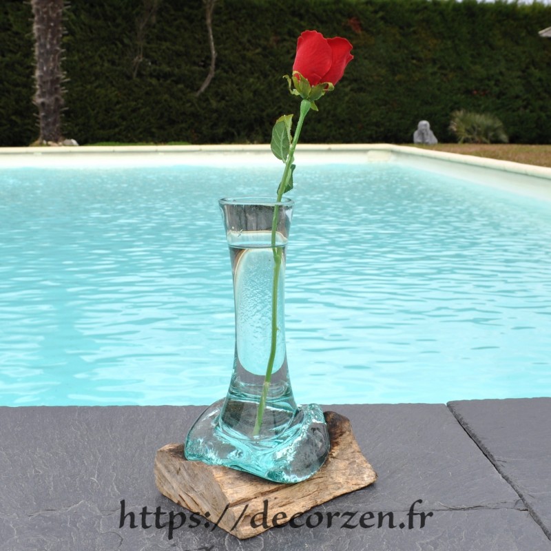 Grand Soliflore en verre recyclé fondu puis soufflé en fusion sur du bois et le verre se sort pour le laver Grand Soliflore en verre recyclé fondu puis soufflé en fusion sur du bois et le verre se sort pour le laver