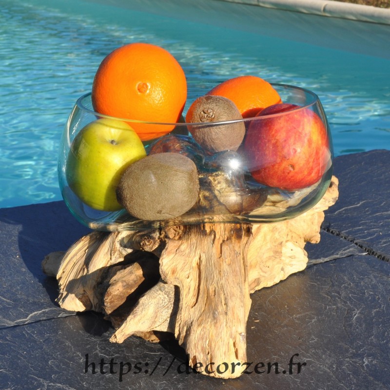 Terrarium, bonbonnière ou ramequin à apéro en verre recyclé soufflé en fusion sur du bois flotté. Terrarium, bonbonnière ou ramequin à apéro en verre recyclé soufflé en fusion sur du bois flotté.