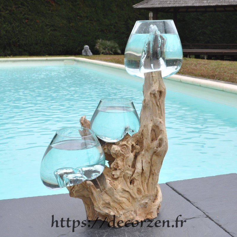 Trois vases en verre recyclé soufflés en fusion directement sur du bois flotté, les verres sont amovibles pour les laver Trois vases en verre recyclé soufflés en fusion directement sur du bois flotté, les verres sont amovibles pour les laver