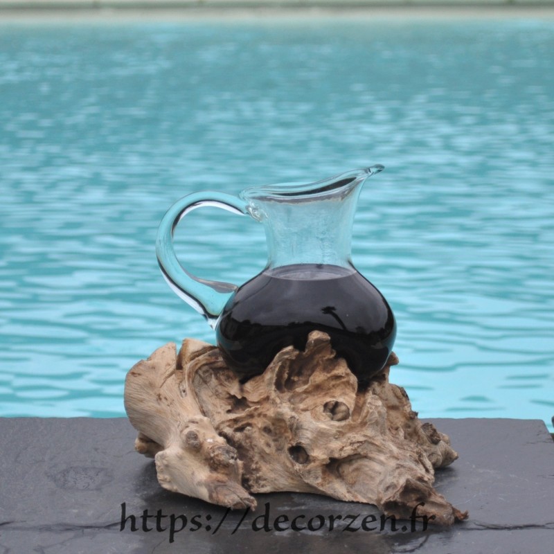 Carafe ou pichet en verre recyclé moulé en fusion sur du bois flotté Carafe ou pichet en verre recyclé moulé en fusion sur du bois flotté
