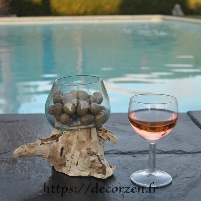 Terrarium ou ramequin apéro en verre recyclé soufflé en fusion sur du bois flotté. Terrarium ou ramequin apéro en verre recyclé soufflé en fusion sur du bois flotté.
