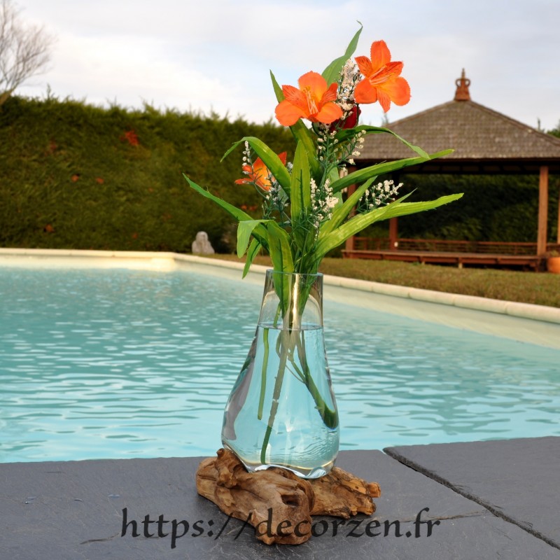 Carafe ou vase en verre recyclé soufflé en fusion sur du bois flotté. le verre est amovible pour le laver au lave-vaisselle Carafe ou vase en verre recyclé soufflé en fusion sur du bois flotté. le verre est amovible pour le laver au lave-vaisselle