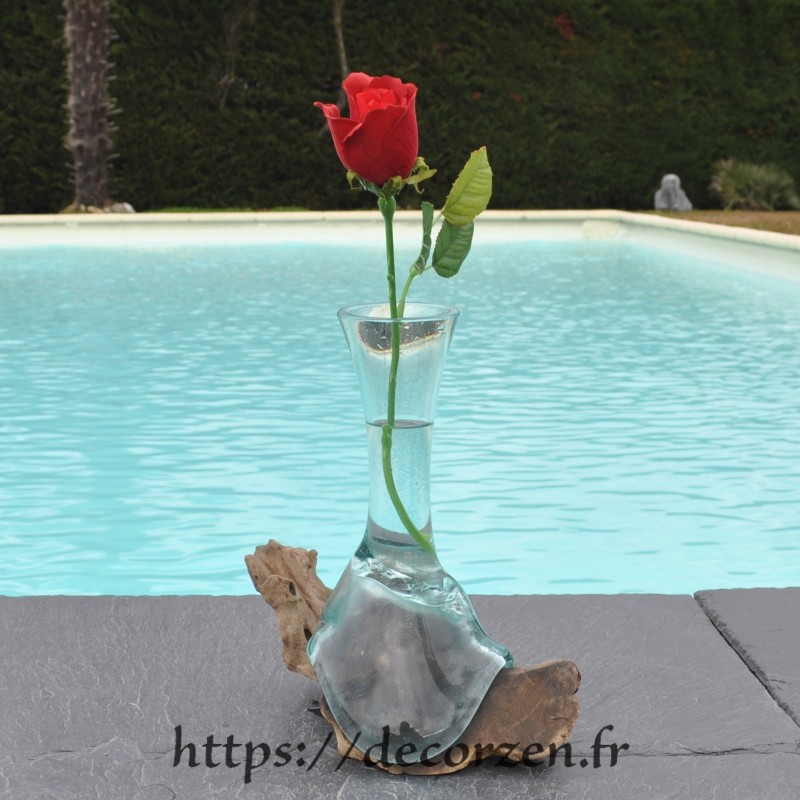 Grand Soliflore en verre recyclé fondu puis soufflé en fusion sur du bois et le verre se sort pour le laver Grand Soliflore en verre recyclé fondu puis soufflé en fusion sur du bois et le verre se sort pour le laver