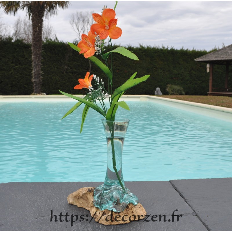 Grand Soliflore en verre recyclé fondu puis soufflé en fusion sur du bois et le verre se sort pour le laver Grand Soliflore en verre recyclé fondu puis soufflé en fusion sur du bois et le verre se sort pour le laver