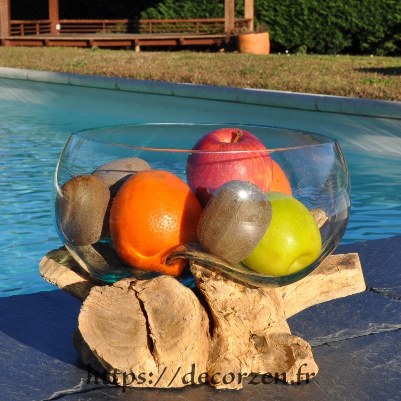 Terrarium, bonbonnière ou ramequin à apéro en verre recyclé soufflé en fusion sur du bois flotté. Terrarium, bonbonnière ou ramequin à apéro en verre recyclé soufflé en fusion sur du bois flotté.