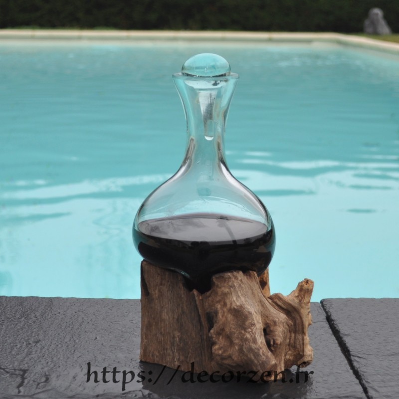 Carafe a decanter en verre souffle sur du bois Carafe a decanter en verre souffle sur du bois