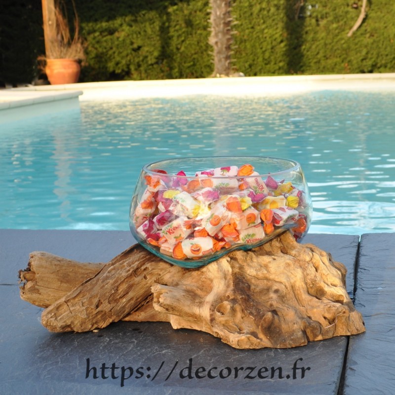 Terrarium, bonbonnière ou saladier à apéro en verre recyclé soufflé coulé en fusion sur du bois flotté. Terrarium, bonbonnière ou saladier à apéro en verre recyclé soufflé coulé en fusion sur du bois flotté.