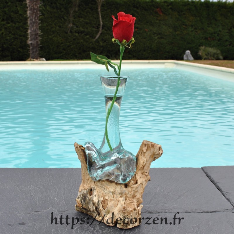 Grand Soliflore en verre recyclé fondu puis soufflé en fusion sur du bois et le verre se sort pour le laver Grand Soliflore en verre recyclé fondu puis soufflé en fusion sur du bois et le verre se sort pour le laver