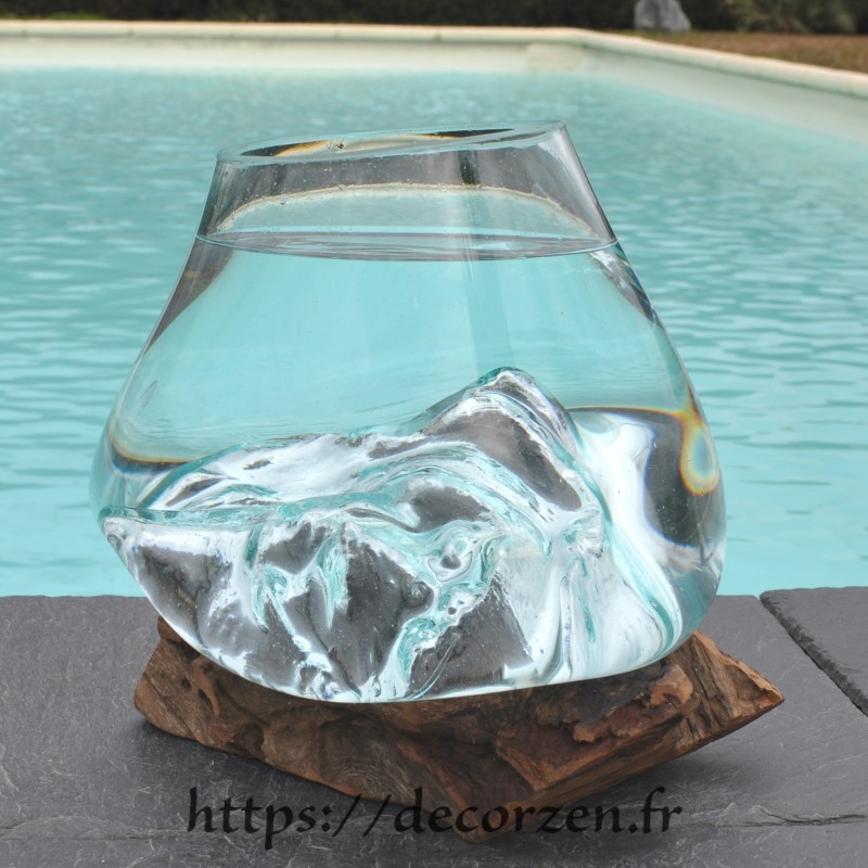 Verre à cocktail ou vase en verre recyclé soufflé en fusion sur du bois flotté Verre à cocktail ou vase en verre recyclé soufflé en fusion sur du bois flotté