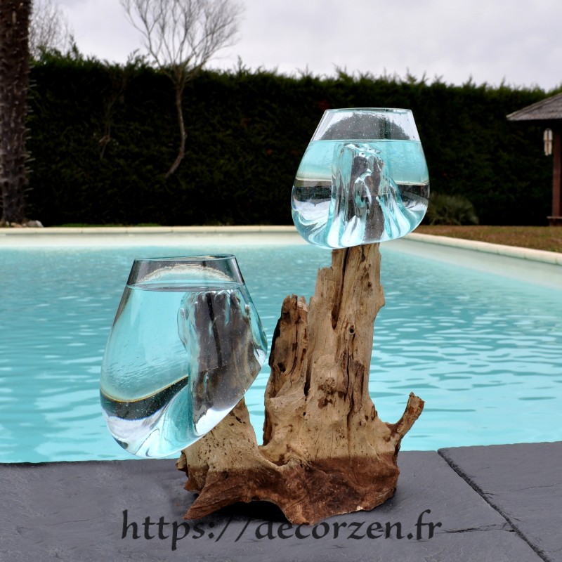 2 aquariums en verre recyclé soufflé en fusion directement sur du bois flotté, les verres sont amovibles 2 aquariums en verre recyclé soufflé en fusion directement sur du bois flotté, les verres sont amovibles