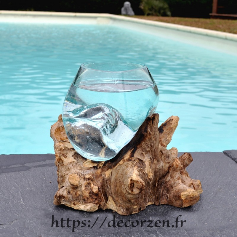 Verre à cocktail ou vase en verre recyclé soufflé et coulé à la bouche en fusion sur du bois flotté, le vase est amovible Verre à cocktail ou vase en verre recyclé soufflé et coulé à la bouche en fusion sur du bois flotté, le vase est amovible