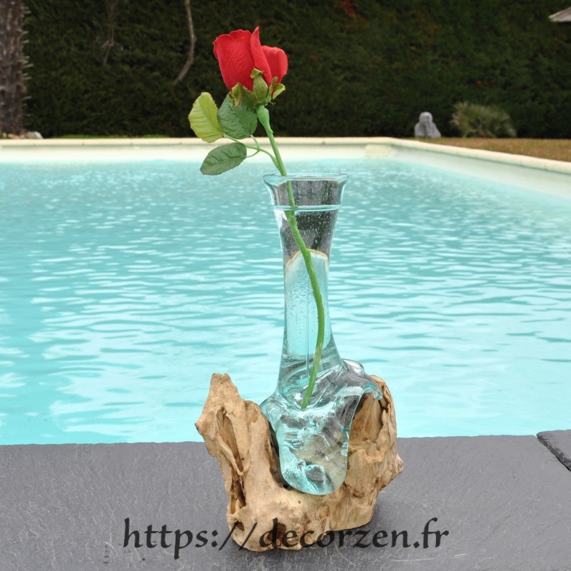 Grand Soliflore en verre recyclé fondu puis soufflé en fusion sur du bois et le verre se sort pour le laver Grand Soliflore en verre recyclé fondu puis soufflé en fusion sur du bois et le verre se sort pour le laver