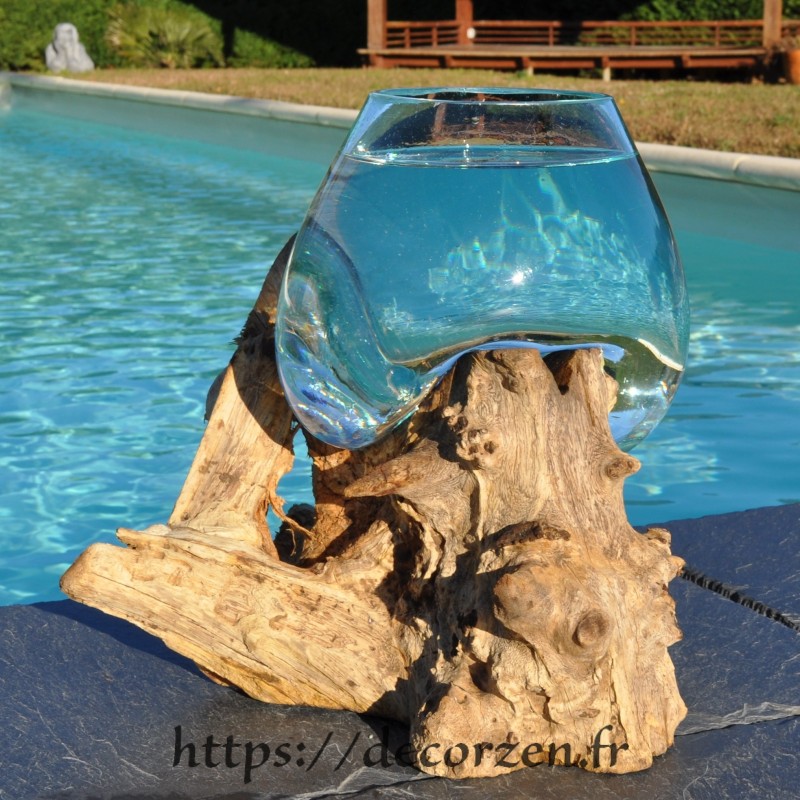 Verre à cocktail ou vase en verre recyclé soufflé en fusion sur du bois flotté Verre à cocktail ou vase en verre recyclé soufflé en fusion sur du bois flotté