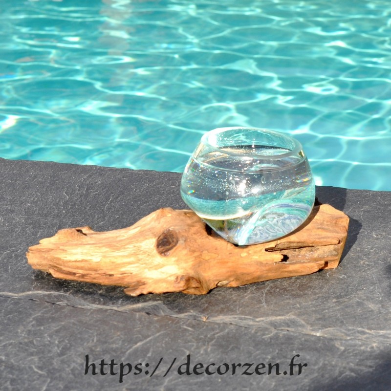 Verre à digestif en verre recyclé soufflé à la bouche en fusion sur du bois flotté Verre à digestif en verre recyclé soufflé à la bouche en fusion sur du bois flotté