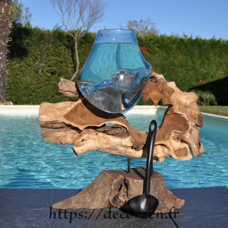 Aquarium ou gros en verre soufflé et moulé en fusion sur le bois, le verre se sort pour le laver Aquarium ou gros en verre soufflé et moulé en fusion sur le bois, le verre se sort pour le laver
