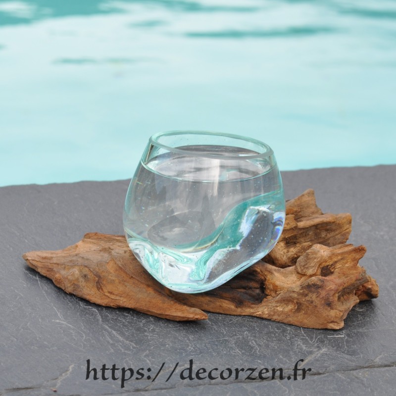 Verre à digestif en verre recyclé soufflé à la bouche en fusion sur du bois flotté Verre à digestif en verre recyclé soufflé à la bouche en fusion sur du bois flotté