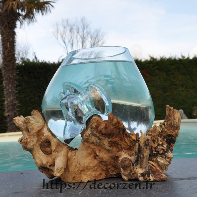 Verre à cocktail ou vase en verre recyclé soufflé en fusion sur du bois flotté Verre à cocktail ou vase en verre recyclé soufflé en fusion sur du bois flotté