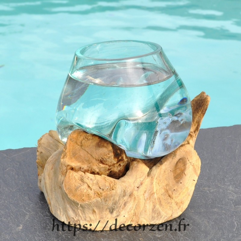 Verre à cocktail ou vase en verre recyclé soufflé et coulé à la bouche en fusion sur du bois flotté, le vase est amovible Verre à cocktail ou vase en verre recyclé soufflé et coulé à la bouche en fusion sur du bois flotté, le vase est amovible