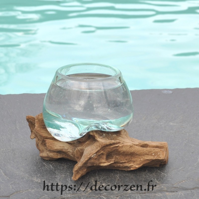 Verre à digestif en verre recyclé soufflé puis moulé en fusion sur du bois Verre à digestif en verre recyclé soufflé puis moulé en fusion sur du bois