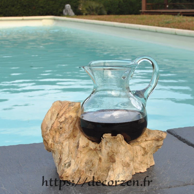 Carafe ou pichet en verre recyclé moulé en fusion sur du bois flotté Carafe ou pichet en verre recyclé moulé en fusion sur du bois flotté