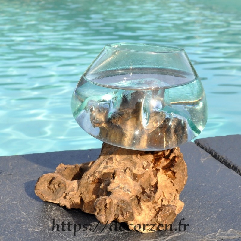 Verre à cocktail ou vase en verre recyclé soufflé et coulé à la bouche en fusion sur du bois flotté, le vase est amovible Verre à cocktail ou vase en verre recyclé soufflé et coulé à la bouche en fusion sur du bois flotté, le vase est amovible
