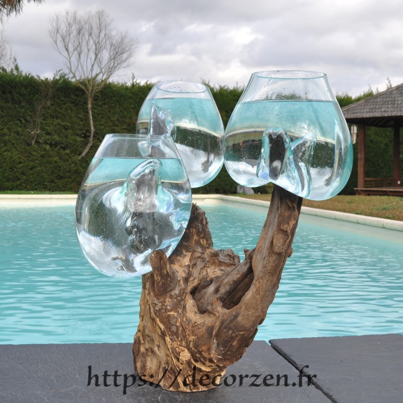 3 vases en verre recyclé soufflés et moulés en fusion directement sur du bois flotté 3 vases en verre recyclé soufflés et moulés en fusion directement sur du bois flotté