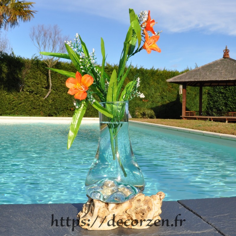Carafe ou vase en verre recyclé soufflé en fusion sur du bois flotté. le verre est amovible pour le laver au lave-vaisselle Carafe ou vase en verre recyclé soufflé en fusion sur du bois flotté. le verre est amovible pour le laver au lave-vaisselle