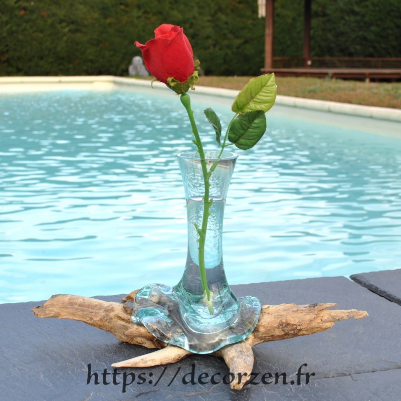 Grand Soliflore en verre recyclé fondu puis soufflé en fusion sur du bois et le verre se sort pour le laver Grand Soliflore en verre recyclé fondu puis soufflé en fusion sur du bois et le verre se sort pour le laver