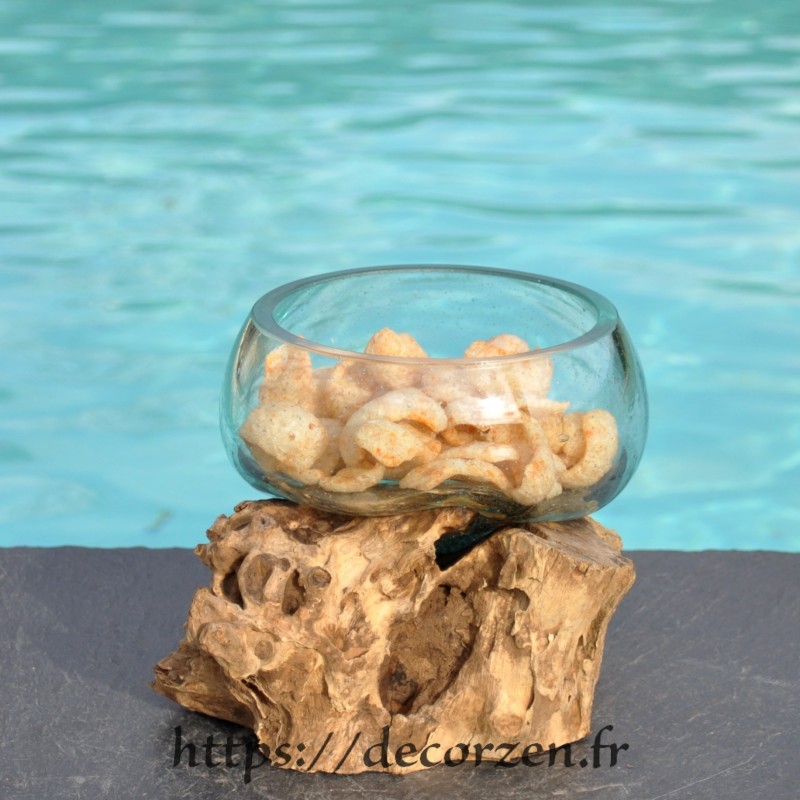 Terrarium ou ramequin apéro en verre recyclé soufflé en fusion sur du bois flotté. Terrarium ou ramequin apéro en verre recyclé soufflé en fusion sur du bois flotté.