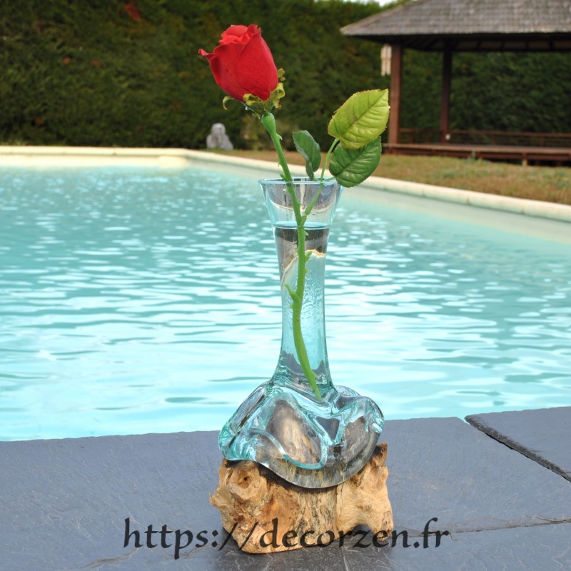 Grand Soliflore en verre recyclé fondu puis soufflé en fusion sur du bois et le verre se sort pour le laver Grand Soliflore en verre recyclé fondu puis soufflé en fusion sur du bois et le verre se sort pour le laver